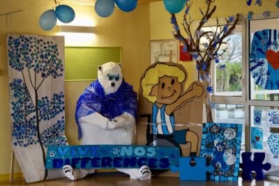 Photo d'installations en bleu avec un bonhomme dessiné en carton, et des ballons bleus dans la piece - Agrandir l'image 13 sur 14, fenêtre modale