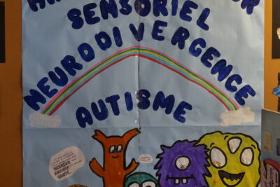 Photo d'un décor illustré et peint sur lequel il est écrit "handicap moteur sensoriel neurodivergence autisme" avec en bas des petites créatures de couleurs différentes - Agrandir l'image 12 sur 14, fenêtre modale