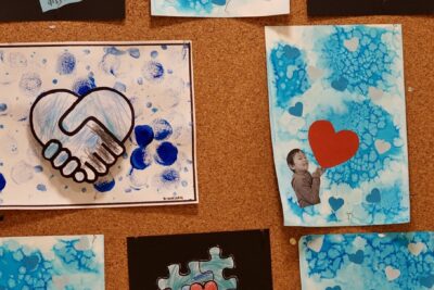 Photo de cartes avec des dessins de coeurs en bleus et de mains serrées - Agrandir l'image 7 sur 14, fenêtre modale