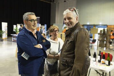 Le Maire et l'élue Edith Bieber échangent avec un homme - Agrandir l'image 12 sur 20, fenêtre modale