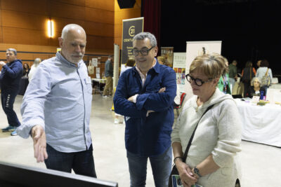 Un homme désigne quelque chose sur un écran (qu'on ne voit pas dans la photo) au Maire et à l'élue Edith Bieber - Agrandir l'image 1 sur 20, fenêtre modale