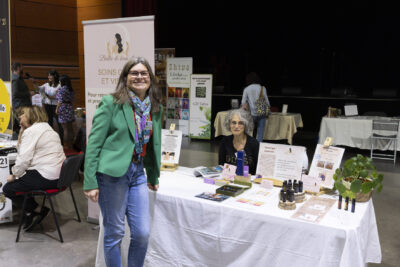 Deux femmes posent et sourient à l'objectif au stand "Bulle de bien-ête" - Agrandir l'image 14 sur 20, fenêtre modale