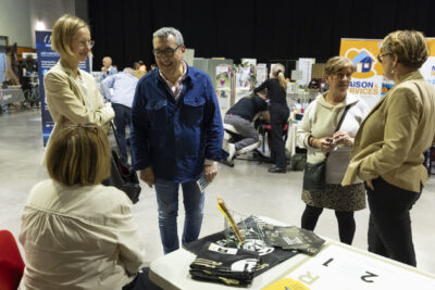 Le Maire et l'élue Edith Bieber échangent avec des femmes à un stand - Agrandir l'image 16 sur 20, fenêtre modale