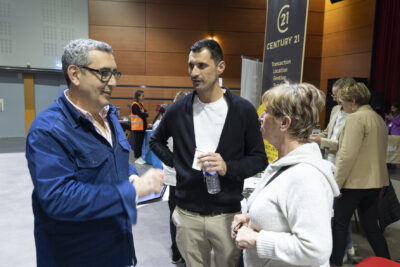 Le Maire et l'élue Edith Bieber échangent avec un homme dans la salle du Pjare - Agrandir l'image 18 sur 20, fenêtre modale