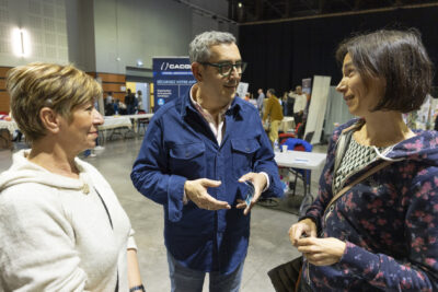 Le Maire et l'élue Edith Bieber échangent avec une femme dans la salle du Phare - Agrandir l'image 19 sur 20, fenêtre modale