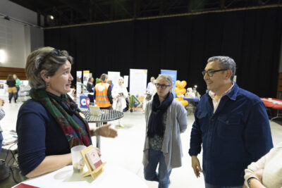 Le Maire échange avec une femme - Agrandir l'image 4 sur 20, fenêtre modale