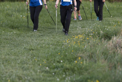 Photo de quatre femmes qui pratiquent la marche nordique sur un chemin de verdure - Agrandir l'image 14 sur 32, fenêtre modale