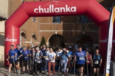 Photo sur la ligne de départ de la marche nordique - Agrandir l'image 2 sur 32, fenêtre modale