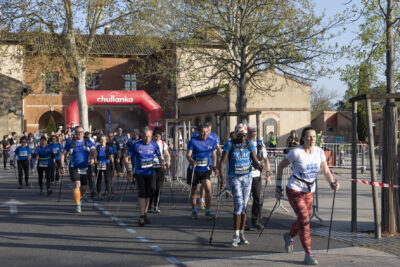 Photo du départ de la marche nordique sur le parking devant la Mairie - Agrandir l'image 3 sur 32, fenêtre modale