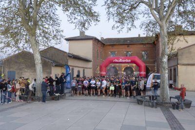 Photo de loin, sur le parvis de la Mairie, juste avant le départ du trail. Le Maire s'apprête à donner le départ - Agrandir l'image 7 sur 32, fenêtre modale