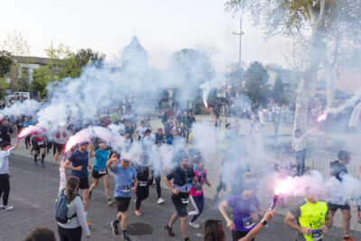 De nombreux coureurs sur le parvis de la Mairie, encouragés sous des fumigènes - Agrandir l'image 21 sur 32, fenêtre modale