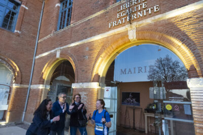 Le Maire Frédéric Parre, les élues Maryline Rieu et Murielle Thomas encouragent une participante à la marche nordique qui sort de la Mairie - Agrandir l'image 24 sur 32, fenêtre modale