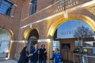 Le Maire Frédéric Parre et les élues Maryline Rieu et Murielle Thomas encouragent une participante à la marche nordique qui sort de la Mairie - Agrandir l'image 8 sur 32, fenêtre modale