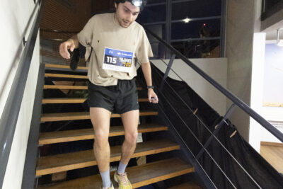 Photo d'un homme en short qui participe au - Agrandir l'image 9 sur 32, fenêtre modale