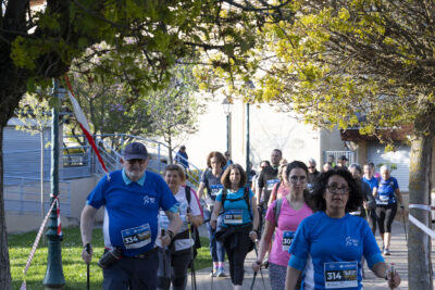 Photo des participants de la marche nordique qui empruntent un chemin piétonnier - Agrandir l'image 12 sur 32, fenêtre modale