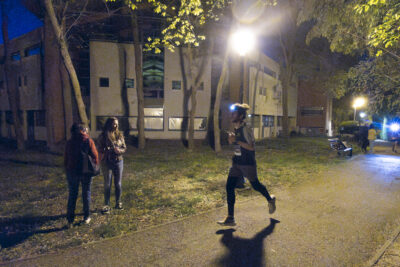 Photo d'un homme qui court avec sa lampe frontale, sur le chemin piétonnier derrière la Médiathèque - Agrandir l'image 10 sur 32, fenêtre modale