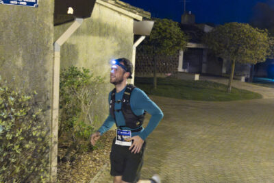 Un homme court avec sa lampe frontale à l'angle de l'allée Samuel Paty - Agrandir l'image 16 sur 32, fenêtre modale
