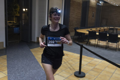 Photo d'une coureuse de trail qui traverse la salle du Conseil municipal - Agrandir l'image 31 sur 32, fenêtre modale