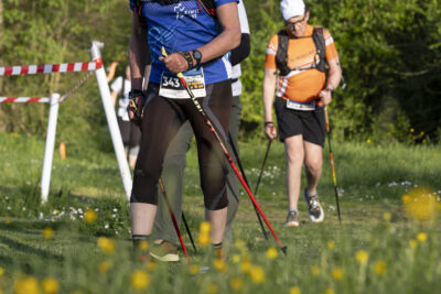 Photo de deux participants à la marche nordique qui marchent sur un chemin de verdure - Agrandir l'image 13 sur 32, fenêtre modale