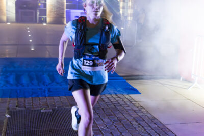 Photo d'une femme qui court de nuit, avec une lampe frontale, devant la Mairie - Agrandir l'image 26 sur 32, fenêtre modale