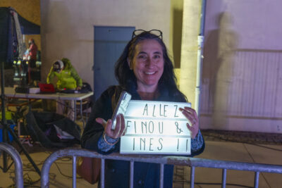 L'élue Maryline Rieu tient une pancarte d'encouragement, postée derrière la barrière de sécurité - Agrandir l'image 28 sur 32, fenêtre modale