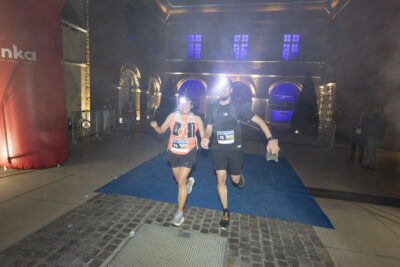 Photo d'un homme et d'une femme qui se tiennent par la main alors qu'ils s'apprêtent à franchir la ligne d'arrivée - Agrandir l'image 32 sur 32, fenêtre modale