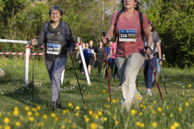 Photo de participantes à la marche nordique sur un chemin d'herbe - Agrandir l'image 4 sur 32, fenêtre modale