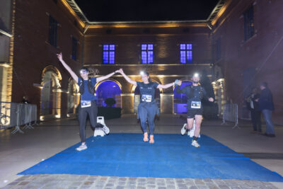 Photo de deux femmes et un homme en courant devant la Mairie, en se tenant par la main et les bras en l'air - Agrandir l'image 17 sur 32, fenêtre modale