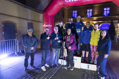 Podium devant la Mairie de participants à la marche nordique avec les élus et le Maire autour - Agrandir l'image 18 sur 32, fenêtre modale