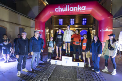 Podium féminin devant la mairie, de nuit, avec les élus tour - Agrandir l'image 29 sur 32, fenêtre modale