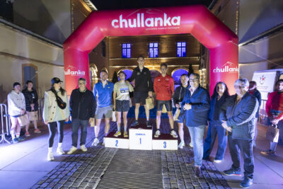 Photo du podium masculin, sur le parvis de la Mairie, avec les élus et la Maire sur les côtés - Agrandir l'image 1 sur 32, fenêtre modale