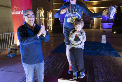 Le Maire applaudit un homme âgé et son petit fils sur la plus haute marche du podium, de nuit, devant le Mairie - Agrandir l'image 30 sur 32, fenêtre modale