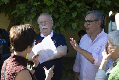 Le Maire et des habitants discutent - Agrandir l'image 2 sur 53, fenêtre modale