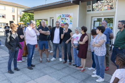 Une femme parle au micro entourée de personnes  - Agrandir l'image 11 sur 53, fenêtre modale