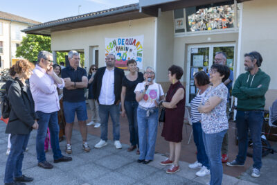 Une femme parle au micro entourée de personnes  - Agrandir l'image 12 sur 53, fenêtre modale