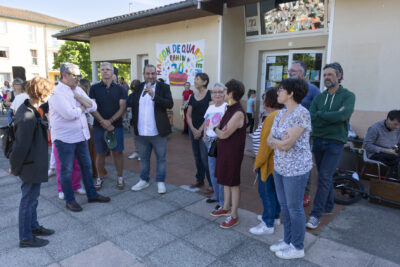 Un homme parle au micro entourée de personnes  - Agrandir l'image 13 sur 53, fenêtre modale