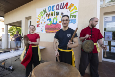 Personnes qui jouent de la musique - Agrandir l'image 17 sur 53, fenêtre modale