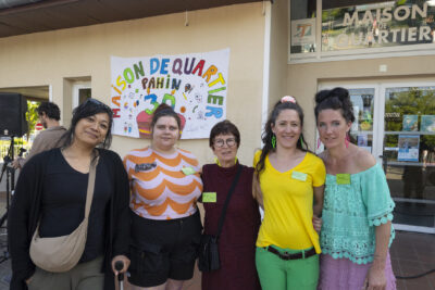 Des femmes qui sourient - Agrandir l'image 18 sur 53, fenêtre modale