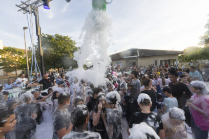 Photo de foule rassemblée tandis qu'il y a une machine qui projette de la mousse - Agrandir l'image, fenêtre modale