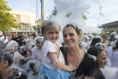 Deux personnes à la soirée mousse - Agrandir l'image 26 sur 53, fenêtre modale