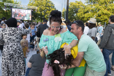 Des habitants s'amusent à la soirée mousse - Agrandir l'image 27 sur 53, fenêtre modale