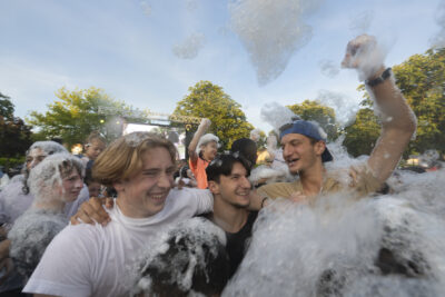 Des habitants s'amusent à la soirée mousse - Agrandir l'image 28 sur 53, fenêtre modale