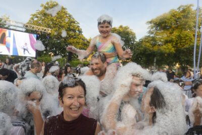 Des habitants s'amusent à la soirée mousse - Agrandir l'image 29 sur 53, fenêtre modale