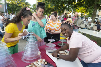 Des femmes préparent les macarons - Agrandir l'image 30 sur 53, fenêtre modale