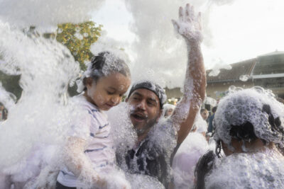 Des habitants s'amusent à la soirée mousse - Agrandir l'image 31 sur 53, fenêtre modale