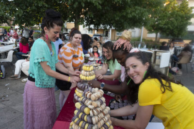 Des femmes préparent les macarons - Agrandir l'image 32 sur 53, fenêtre modale