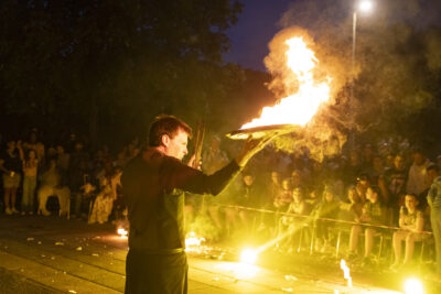 Une homme tient un plateau avec du feu - Agrandir l'image 34 sur 53, fenêtre modale