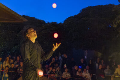 Une homme jongle avec des boules lumineuses - Agrandir l'image 35 sur 53, fenêtre modale