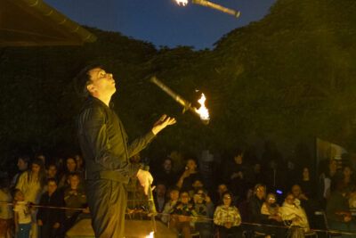 Une homme jongle avec des bâtons en feu - Agrandir l'image 36 sur 53, fenêtre modale