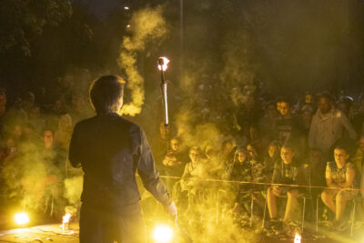Une homme jongle avec des bâtons en feu - Agrandir l'image 37 sur 53, fenêtre modale